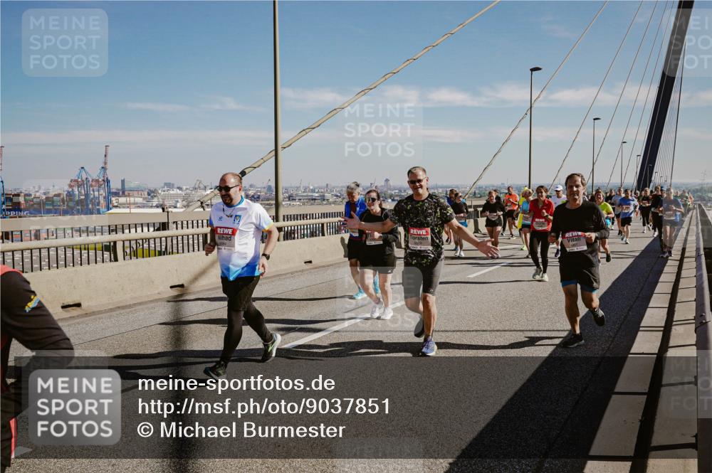 03.10.2025 - Köhlbrandbrückenlauf Michael Burmester http://msf.ph/oto/9037851 03.10.2025 12:30:39 Position 1 2 meine-sportfotos.de