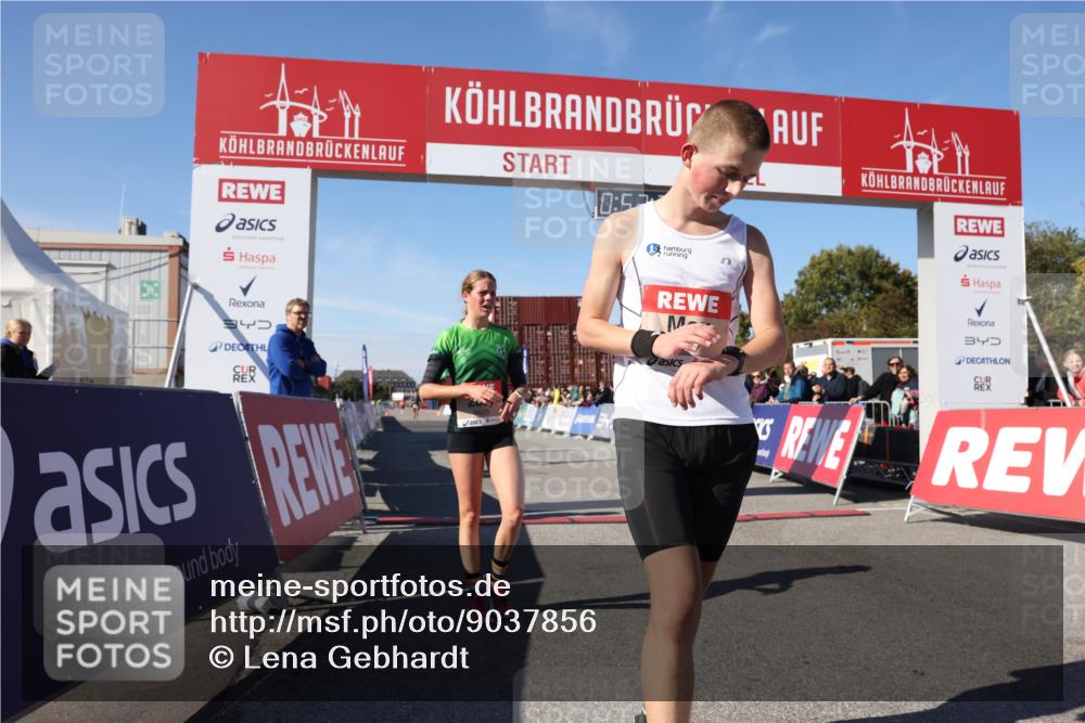 03.10.2025 - Köhlbrandbrückenlauf Lena Gebhardt http://msf.ph/oto/9037856 03.10.2025 12:52:40 Ziel 4013, 4019, 6087, 6625 meine-sportfotos.de