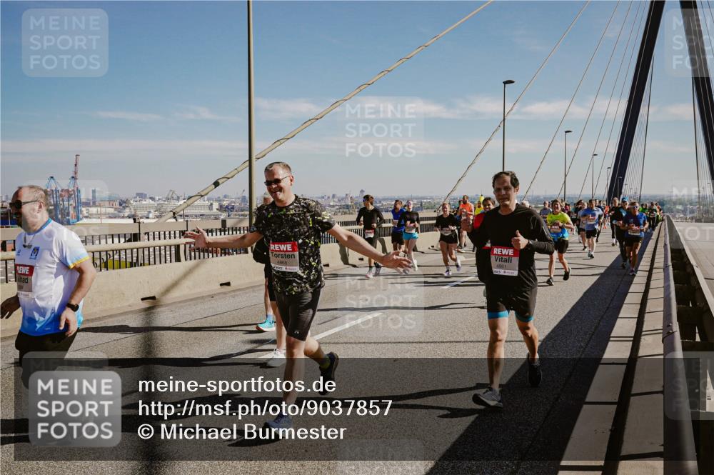 03.10.2025 - Köhlbrandbrückenlauf Michael Burmester http://msf.ph/oto/9037857 03.10.2025 12:30:39 Position 1 4868, 4861 meine-sportfotos.de