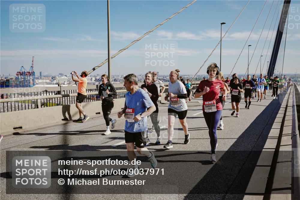 03.10.2025 - Köhlbrandbrückenlauf Michael Burmester http://msf.ph/oto/9037971 03.10.2025 12:30:45 Position 1  meine-sportfotos.de
