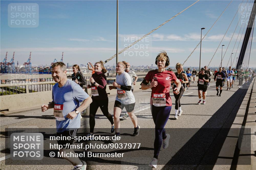 03.10.2025 - Köhlbrandbrückenlauf Michael Burmester http://msf.ph/oto/9037977 03.10.2025 12:30:46 Position 1 4889, 4473, 4472, 4952 meine-sportfotos.de