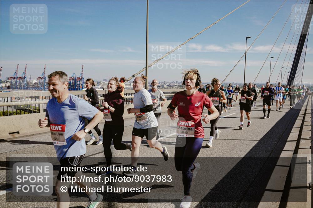03.10.2025 - Köhlbrandbrückenlauf Michael Burmester http://msf.ph/oto/9037983 03.10.2025 12:30:46 Position 1 4889, 4141, 4952 meine-sportfotos.de