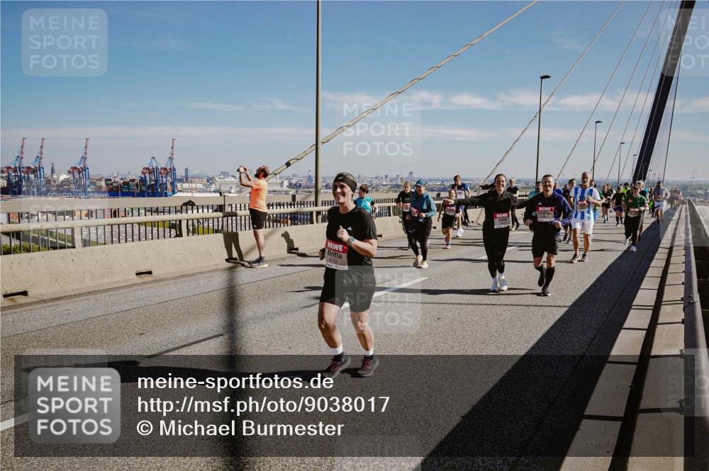 03.10.2025 - Köhlbrandbrückenlauf Michael Burmester http://msf.ph/oto/9038017 03.10.2025 12:30:48 Position 1  meine-sportfotos.de