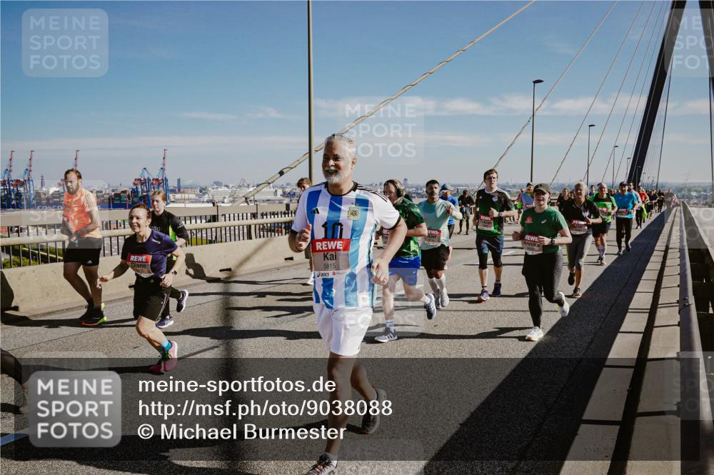 03.10.2025 - Köhlbrandbrückenlauf Michael Burmester http://msf.ph/oto/9038088 03.10.2025 12:30:51 Position 1 5815 meine-sportfotos.de