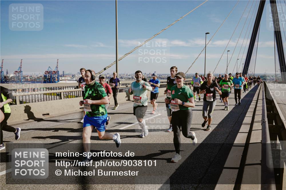 03.10.2025 - Köhlbrandbrückenlauf Michael Burmester http://msf.ph/oto/9038101 03.10.2025 12:30:52 Position 1  meine-sportfotos.de