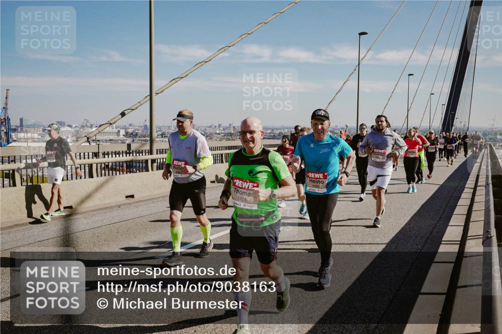 03.10.2025 - Köhlbrandbrückenlauf Michael Burmester http://msf.ph/oto/9038163 03.10.2025 12:30:55 Position 1 6301, 5708, 6485 meine-sportfotos.de