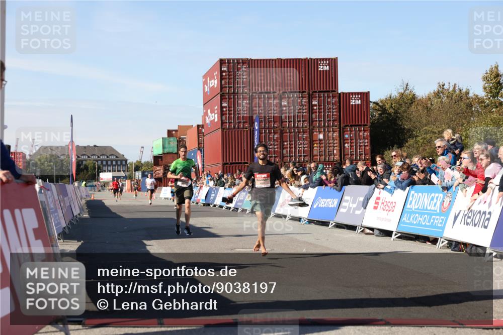 03.10.2025 - Köhlbrandbrückenlauf Lena Gebhardt http://msf.ph/oto/9038197 03.10.2025 12:53:40 Ziel 4043, 4155, 6241, 6624 meine-sportfotos.de
