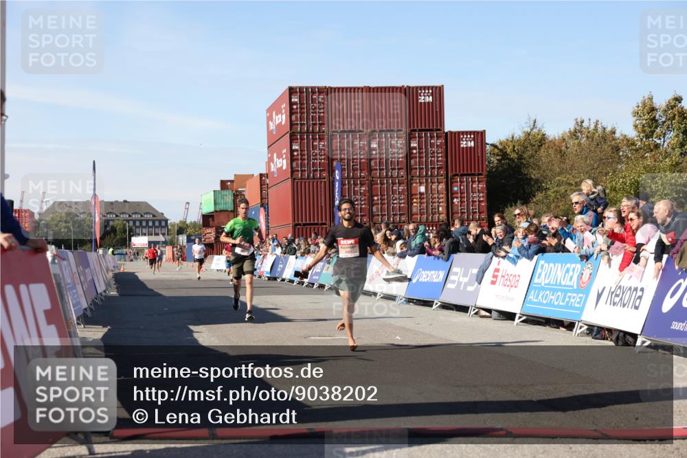 03.10.2025 - Köhlbrandbrückenlauf Lena Gebhardt http://msf.ph/oto/9038202 03.10.2025 12:53:40 Ziel 4043, 4155, 6241, 6624 meine-sportfotos.de