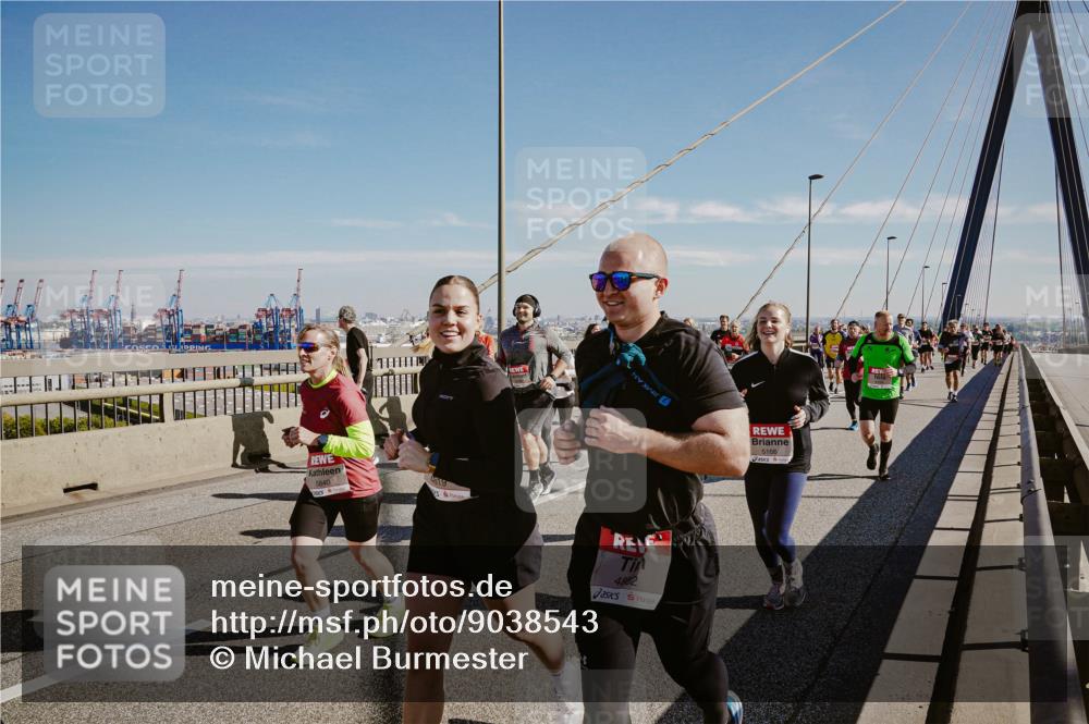 03.10.2025 - Köhlbrandbrückenlauf Michael Burmester http://msf.ph/oto/9038543 03.10.2025 12:31:16 Position 1 5840, 19, 4882, 5166 meine-sportfotos.de
