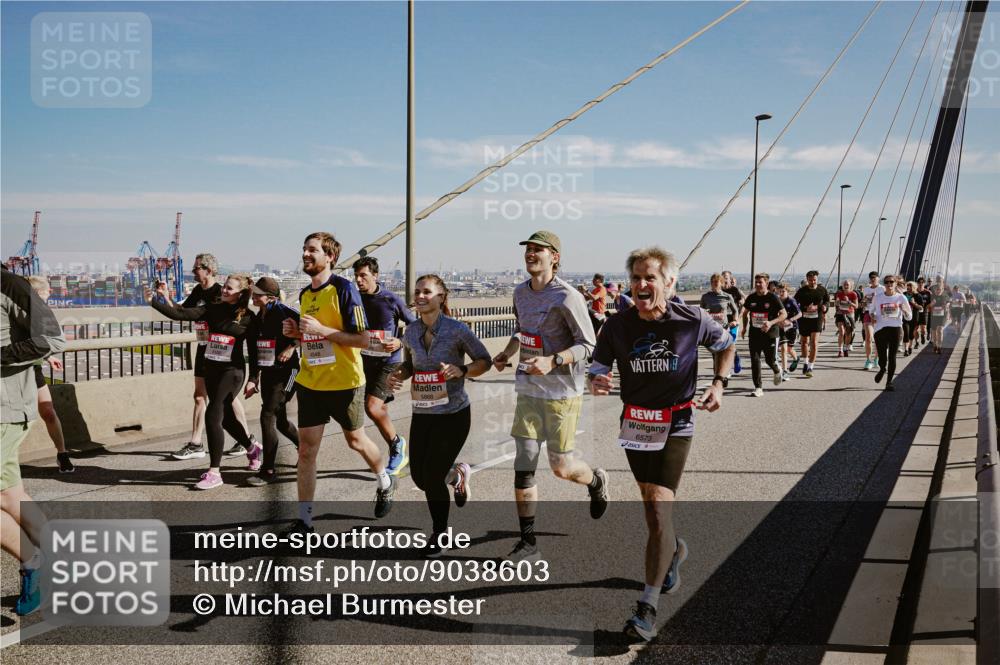 03.10.2025 - Köhlbrandbrückenlauf Michael Burmester http://msf.ph/oto/9038603 03.10.2025 12:31:21 Position 1 5868, 6573 meine-sportfotos.de