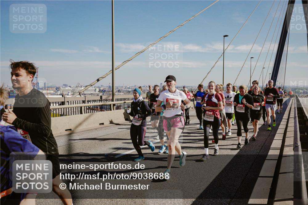 03.10.2025 - Köhlbrandbrückenlauf Michael Burmester http://msf.ph/oto/9038688 03.10.2025 12:31:27 Position 1 4971 meine-sportfotos.de