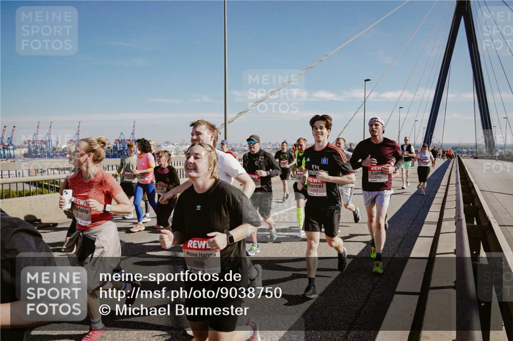 03.10.2025 - Köhlbrandbrückenlauf Michael Burmester http://msf.ph/oto/9038750 03.10.2025 12:31:29 Position 1 5141, 6596, 5761 meine-sportfotos.de
