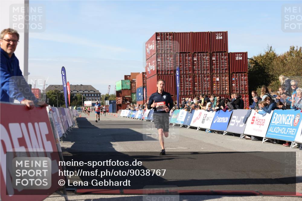 03.10.2025 - Köhlbrandbrückenlauf Lena Gebhardt http://msf.ph/oto/9038767 03.10.2025 12:54:17 Ziel 4598 meine-sportfotos.de