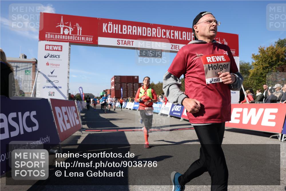 03.10.2025 - Köhlbrandbrückenlauf Lena Gebhardt http://msf.ph/oto/9038786 03.10.2025 13:16:16 Ziel 4144, 4311, 4317, 4347, 4563, 4696, 4928, 5032, 5068, 5336, 5684, 5806, 5836, 6771 meine-sportfotos.de