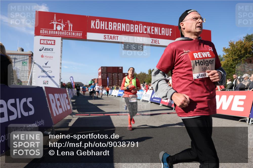 03.10.2025 - Köhlbrandbrückenlauf Lena Gebhardt http://msf.ph/oto/9038791 03.10.2025 13:16:16 Ziel 4144, 4311, 4317, 4347, 4563, 4696, 4928, 5032, 5068, 5336, 5684, 5806, 5836, 6771 meine-sportfotos.de