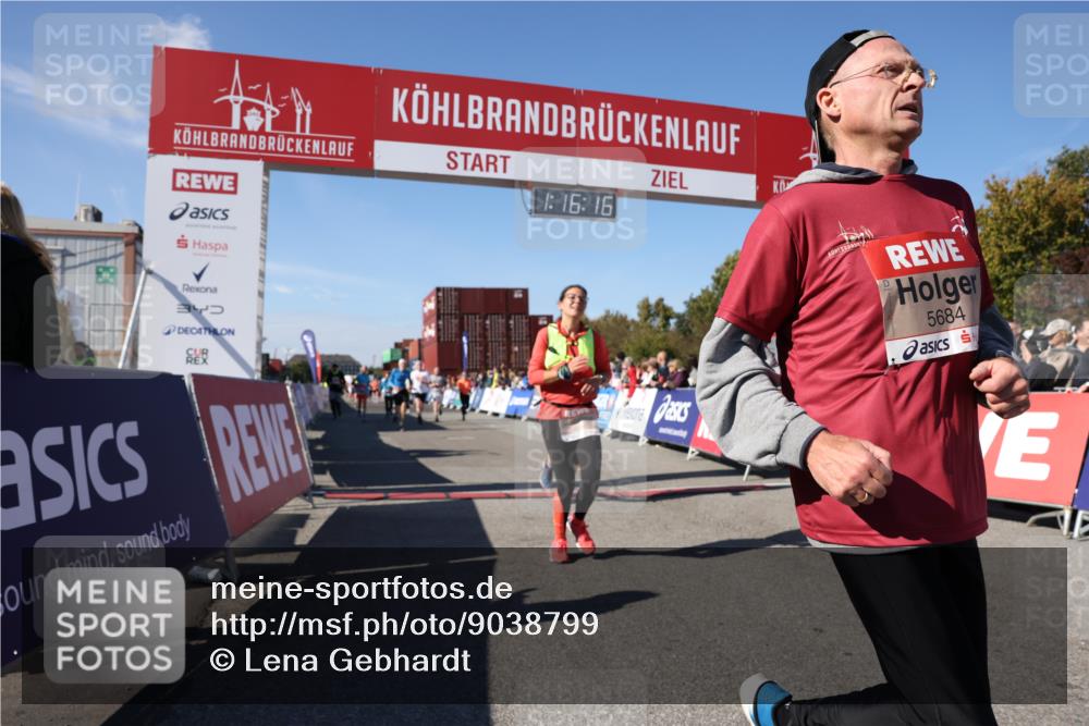 03.10.2025 - Köhlbrandbrückenlauf Lena Gebhardt http://msf.ph/oto/9038799 03.10.2025 13:16:16 Ziel 4144, 4311, 4317, 4347, 4563, 4696, 4928, 5032, 5068, 5336, 5684, 5806, 5836, 6771 meine-sportfotos.de