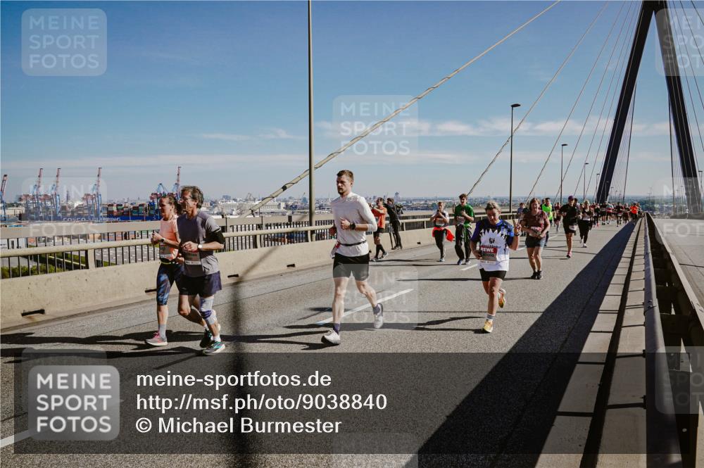 03.10.2025 - Köhlbrandbrückenlauf Michael Burmester http://msf.ph/oto/9038840 03.10.2025 12:31:35 Position 1  meine-sportfotos.de