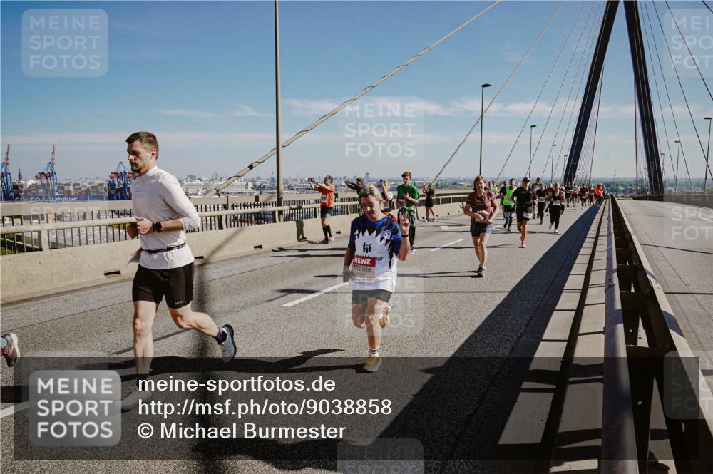 03.10.2025 - Köhlbrandbrückenlauf Michael Burmester http://msf.ph/oto/9038858 03.10.2025 12:31:35 Position 1  meine-sportfotos.de
