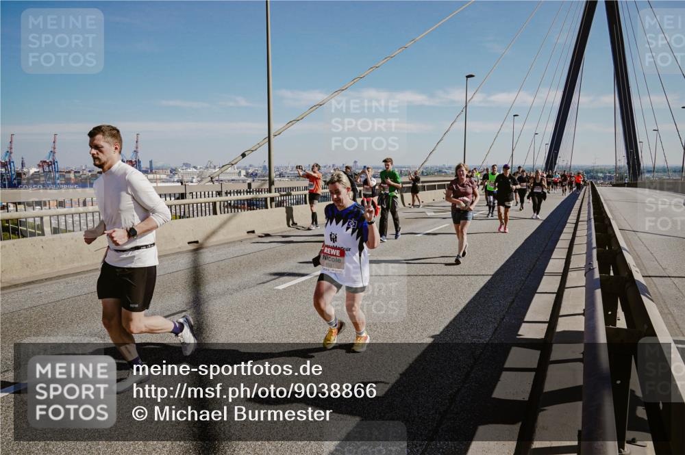 03.10.2025 - Köhlbrandbrückenlauf Michael Burmester http://msf.ph/oto/9038866 03.10.2025 12:31:35 Position 1 6531 meine-sportfotos.de