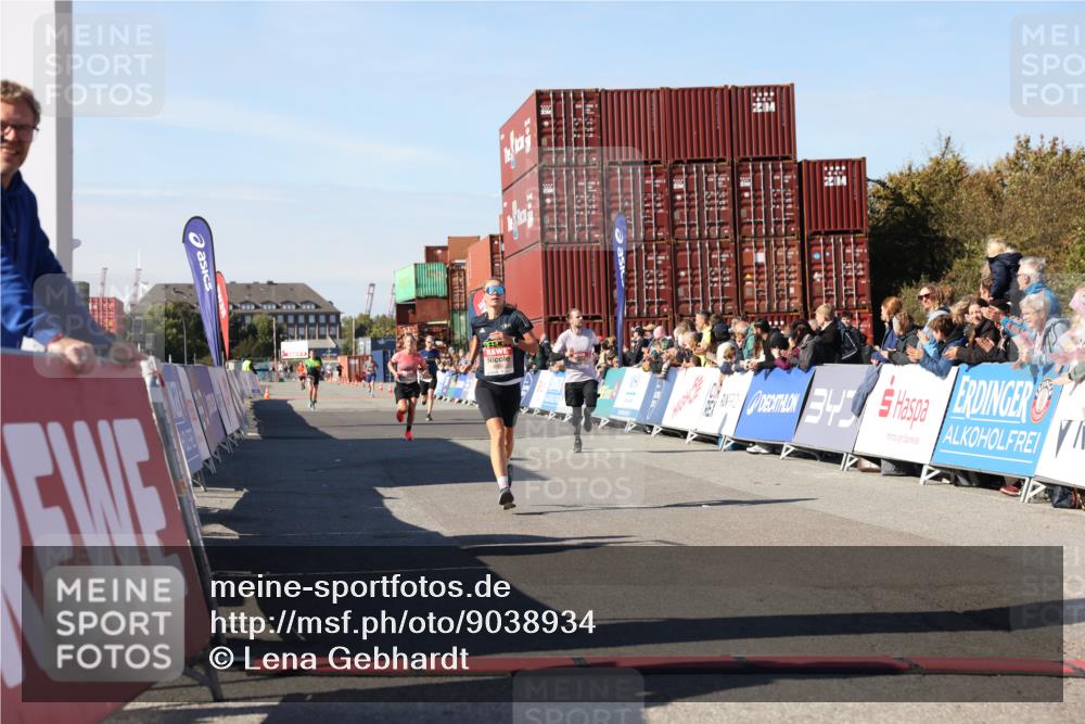 03.10.2025 - Köhlbrandbrückenlauf Lena Gebhardt http://msf.ph/oto/9038934 03.10.2025 12:54:31 Ziel 4023, 4060, 4106, 4209 meine-sportfotos.de