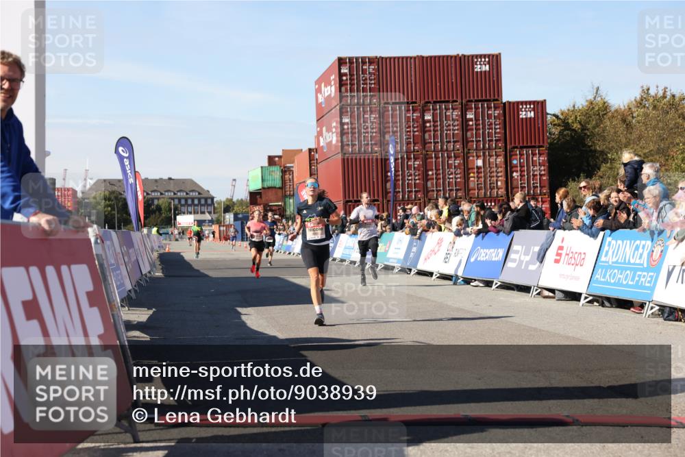 03.10.2025 - Köhlbrandbrückenlauf Lena Gebhardt http://msf.ph/oto/9038939 03.10.2025 12:54:31 Ziel 4023, 4060, 4106, 4209 meine-sportfotos.de