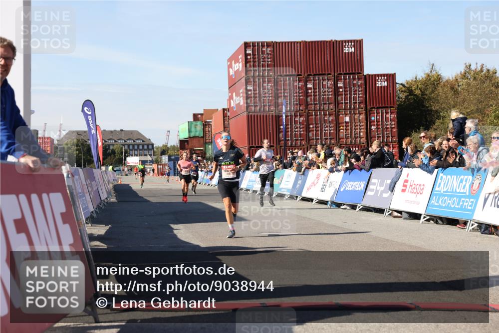 03.10.2025 - Köhlbrandbrückenlauf Lena Gebhardt http://msf.ph/oto/9038944 03.10.2025 12:54:31 Ziel 4023, 4060, 4106, 4209 meine-sportfotos.de