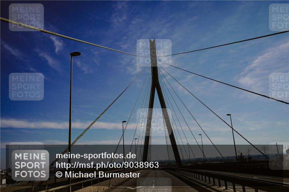 03.10.2025 - Köhlbrandbrückenlauf Michael Burmester http://msf.ph/oto/9038963 03.10.2025 12:01:57 Position 1  meine-sportfotos.de