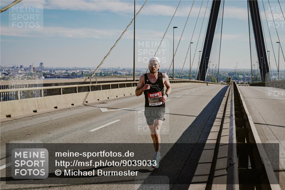 03.10.2025 - Köhlbrandbrückenlauf Michael Burmester http://msf.ph/oto/9039033 03.10.2025 12:16:32 Position 1 6610 meine-sportfotos.de