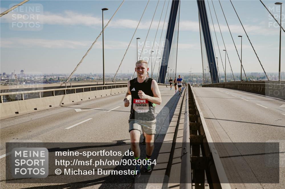 03.10.2025 - Köhlbrandbrückenlauf Michael Burmester http://msf.ph/oto/9039054 03.10.2025 12:16:51 Position 1 4004 meine-sportfotos.de