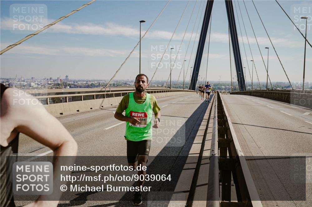 03.10.2025 - Köhlbrandbrückenlauf Michael Burmester http://msf.ph/oto/9039064 03.10.2025 12:16:52 Position 1  meine-sportfotos.de