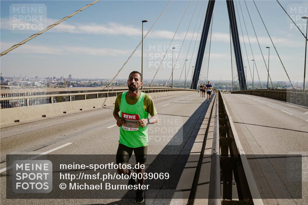 03.10.2025 - Köhlbrandbrückenlauf Michael Burmester http://msf.ph/oto/9039069 03.10.2025 12:16:52 Position 1 6235 meine-sportfotos.de