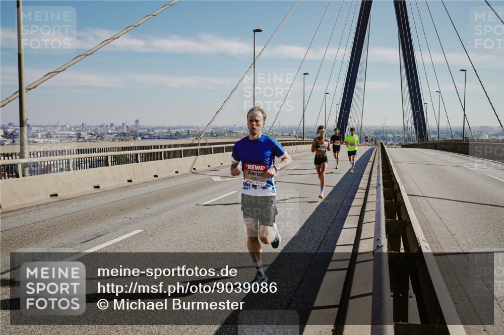 03.10.2025 - Köhlbrandbrückenlauf Michael Burmester http://msf.ph/oto/9039086 03.10.2025 12:16:57 Position 1 4033 meine-sportfotos.de