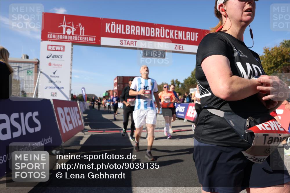 03.10.2025 - Köhlbrandbrückenlauf Lena Gebhardt http://msf.ph/oto/9039135 03.10.2025 13:16:31 Ziel 4036, 4144, 4146, 4314, 4317, 4408, 4414, 4586, 4952, 5104, 5498, 5570, 5630, 5694, 5815, 5983, 6208, 6353, 6377, 6761, 6771, 6812 meine-sportfotos.de