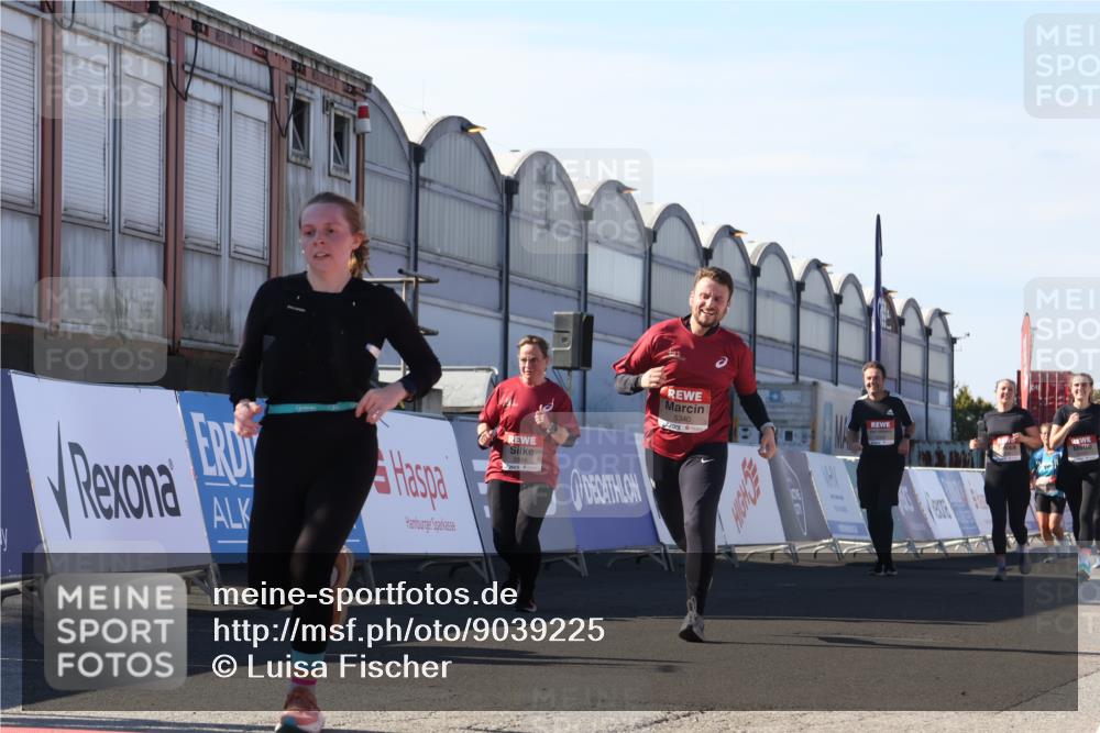 03.10.2025 - Köhlbrandbrückenlauf Luisa Fischer http://msf.ph/oto/9039225 03.10.2025 13:29:22 Ziel 4960, 5340, 5342, 5344, 5366, 5514, 5885, 5954, 6063, 6118, 6309 meine-sportfotos.de