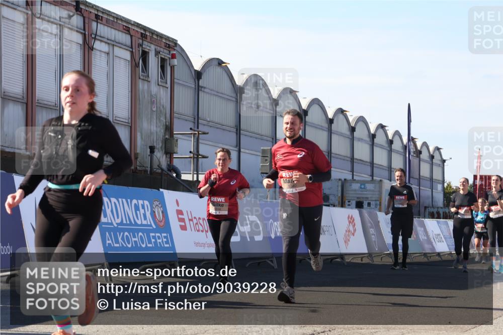03.10.2025 - Köhlbrandbrückenlauf Luisa Fischer http://msf.ph/oto/9039228 03.10.2025 13:29:22 Ziel 4960, 5340, 5342, 5344, 5366, 5514, 5885, 5954, 6063, 6118, 6309 meine-sportfotos.de