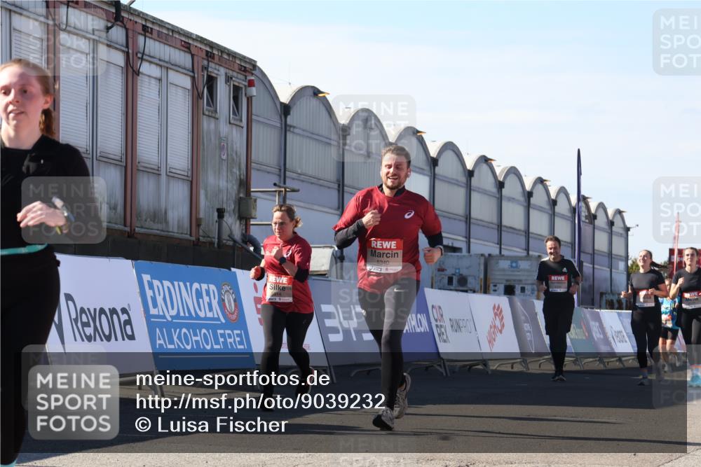 03.10.2025 - Köhlbrandbrückenlauf Luisa Fischer http://msf.ph/oto/9039232 03.10.2025 13:29:23 Ziel 4960, 5340, 5342, 5344, 5366, 5514, 5601, 5885, 5954, 6063, 6118, 6156, 6309 meine-sportfotos.de