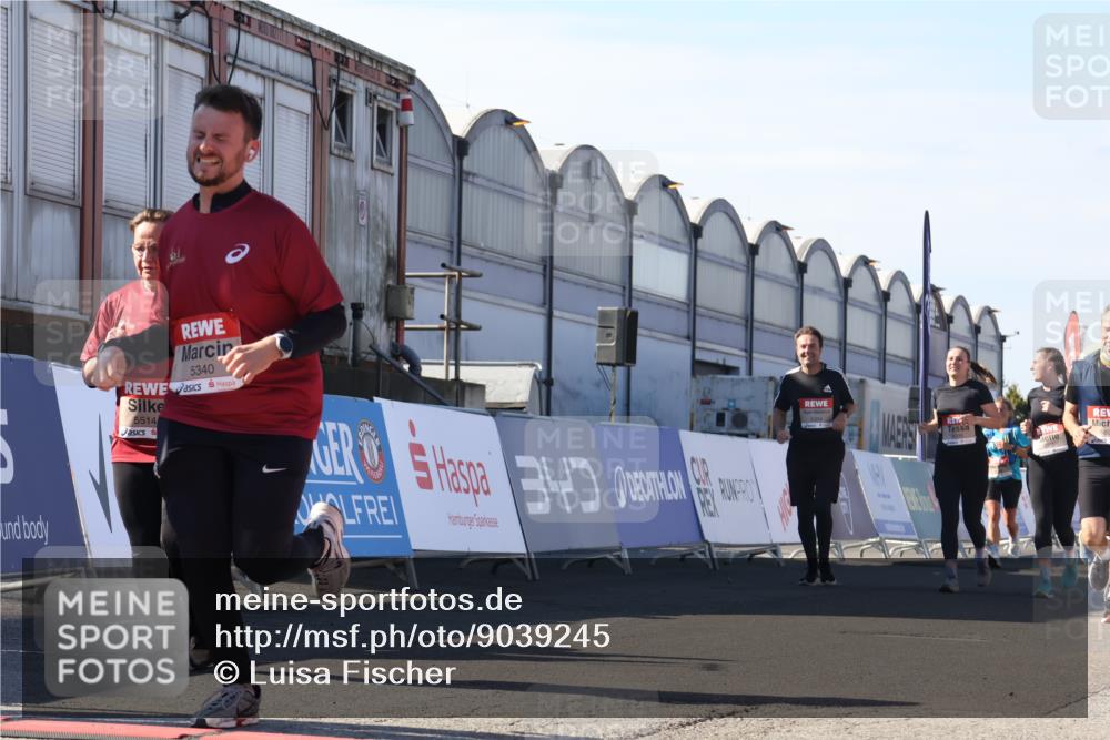 03.10.2025 - Köhlbrandbrückenlauf Luisa Fischer http://msf.ph/oto/9039245 03.10.2025 13:29:24 Ziel 4960, 5340, 5342, 5344, 5366, 5514, 5601, 5885, 5954, 6063, 6118, 6156, 6309, 6351 meine-sportfotos.de