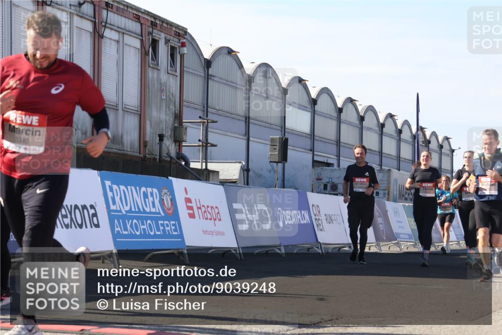 03.10.2025 - Köhlbrandbrückenlauf Luisa Fischer http://msf.ph/oto/9039248 03.10.2025 13:29:24 Ziel 4960, 5340, 5342, 5344, 5366, 5514, 5601, 5885, 5954, 6063, 6118, 6156, 6309, 6351 meine-sportfotos.de