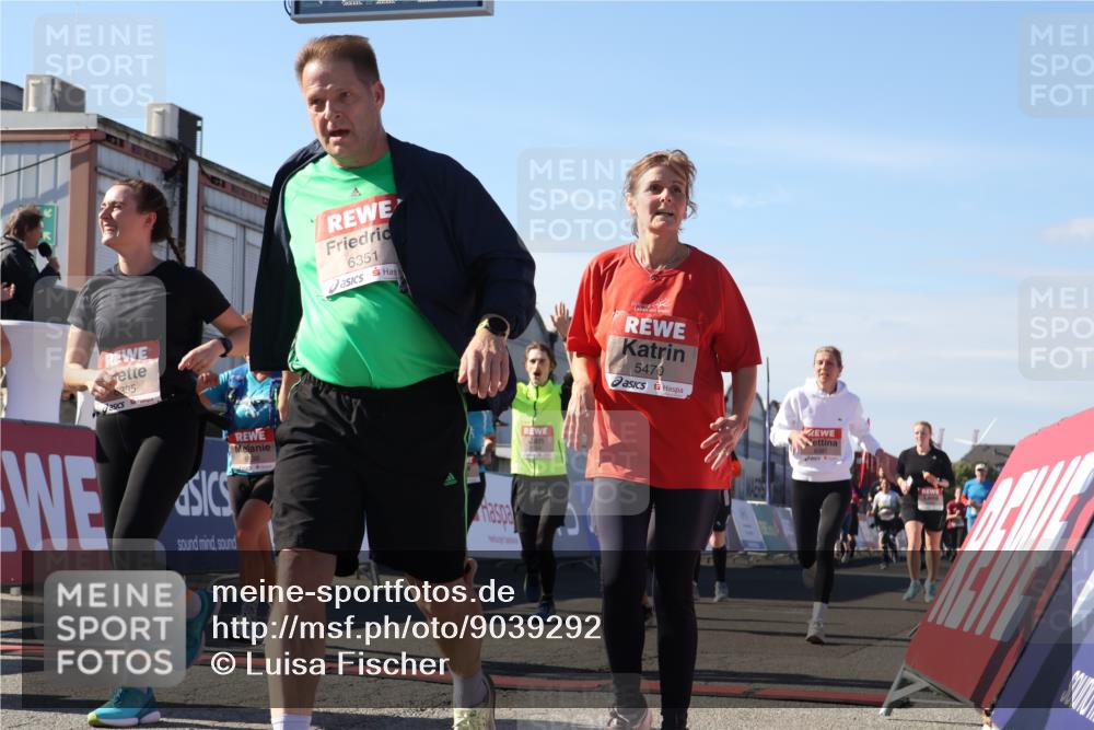 03.10.2025 - Köhlbrandbrückenlauf Luisa Fischer http://msf.ph/oto/9039292 03.10.2025 13:29:31 Ziel 5340, 5366, 5470, 5482, 5514, 5601, 6156, 6334, 6335, 6336, 6351, 6387, 6439, 6539, 6543, 6554, 6555 meine-sportfotos.de