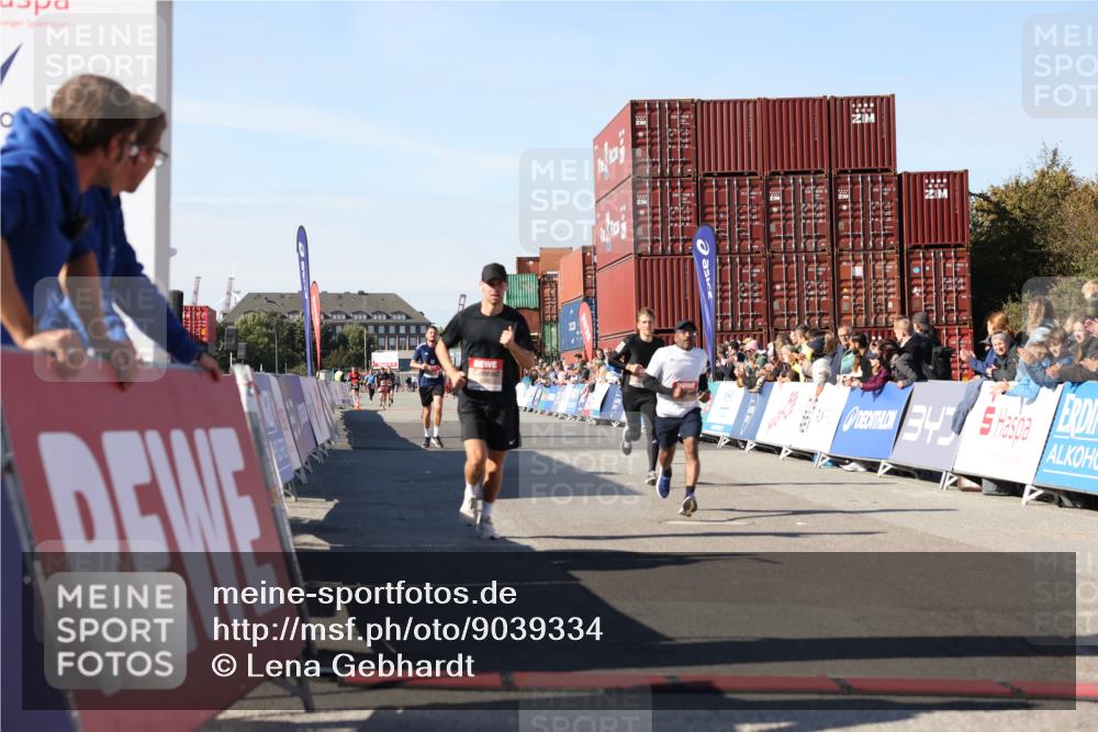 03.10.2025 - Köhlbrandbrückenlauf Lena Gebhardt http://msf.ph/oto/9039334 03.10.2025 12:55:29 Ziel 4089, 4104, 4233, 6091 meine-sportfotos.de