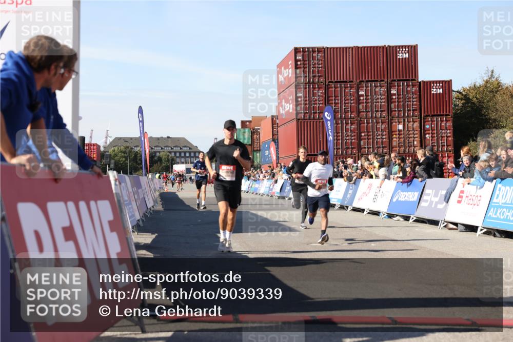 03.10.2025 - Köhlbrandbrückenlauf Lena Gebhardt http://msf.ph/oto/9039339 03.10.2025 12:55:29 Ziel 4089, 4104, 4233, 6091 meine-sportfotos.de