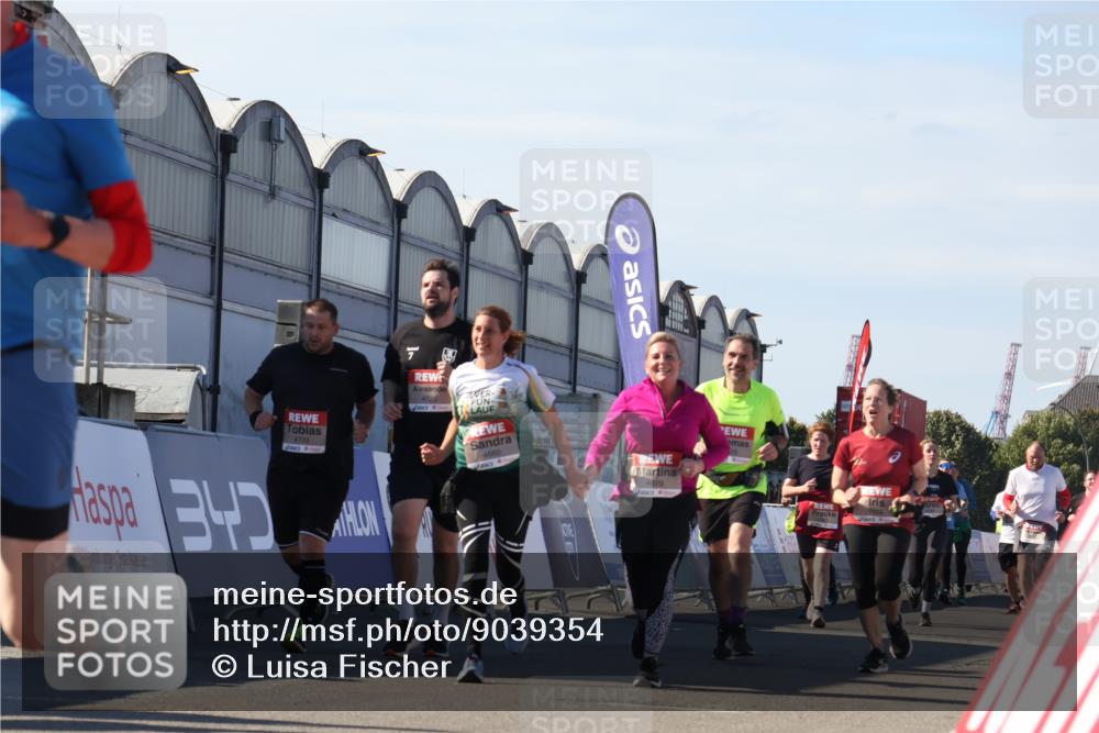 03.10.2025 - Köhlbrandbrückenlauf Luisa Fischer http://msf.ph/oto/9039354 03.10.2025 13:29:38 Ziel 4629, 4660, 4720, 4733, 5119, 5120, 5470, 5482, 5601, 6093, 6156, 6215, 6334, 6335, 6336, 6351, 6387, 6439, 6539, 6543, 6554, 6555 meine-sportfotos.de