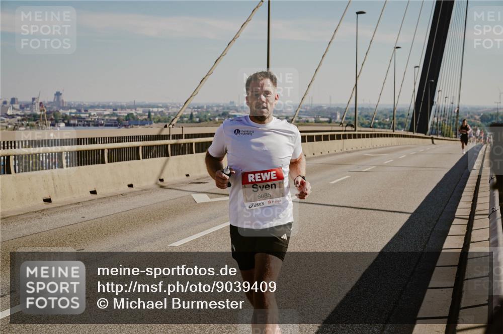03.10.2025 - Köhlbrandbrückenlauf Michael Burmester http://msf.ph/oto/9039409 03.10.2025 12:18:57 Position 1 6085 meine-sportfotos.de