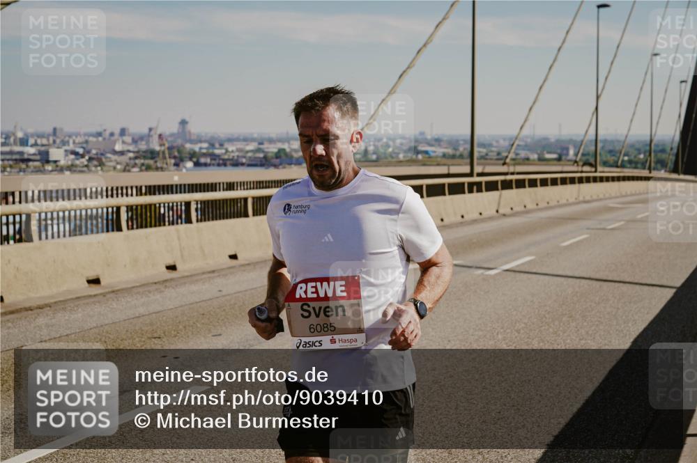 03.10.2025 - Köhlbrandbrückenlauf Michael Burmester http://msf.ph/oto/9039410 03.10.2025 12:18:57 Position 1 6085 meine-sportfotos.de