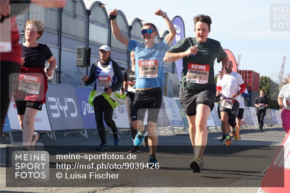 03.10.2025 - Köhlbrandbrückenlauf Luisa Fischer http://msf.ph/oto/9039426 03.10.2025 13:29:46 Ziel 4629, 4660, 4714, 4720, 4733, 5119, 5120, 5260, 5333, 5482, 5574, 5944, 6066, 6093, 6215, 6439 meine-sportfotos.de