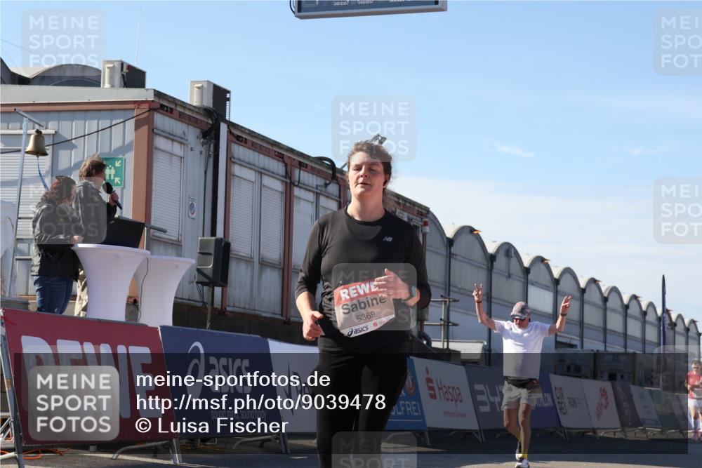 03.10.2025 - Köhlbrandbrückenlauf Luisa Fischer http://msf.ph/oto/9039478 03.10.2025 13:30:00 Ziel 4459, 4714, 4825, 5369, 5587, 5621, 5930, 5944, 6066, 6234, 6570, 6698 meine-sportfotos.de