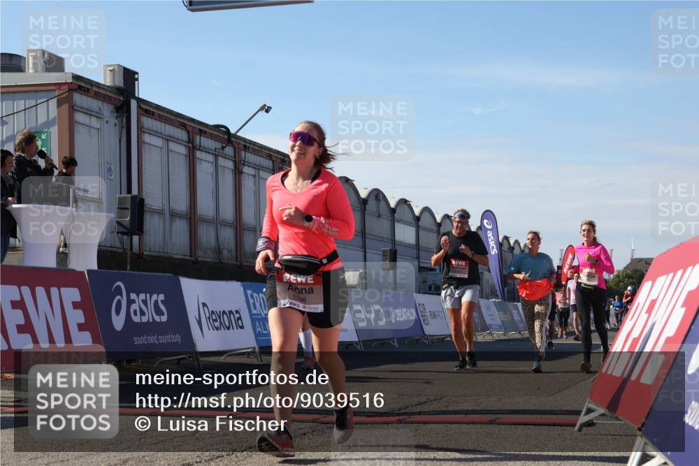 03.10.2025 - Köhlbrandbrückenlauf Luisa Fischer http://msf.ph/oto/9039516 03.10.2025 13:30:08 Ziel 4459, 5038, 5079, 5151, 5153, 5161, 5369, 5398 meine-sportfotos.de