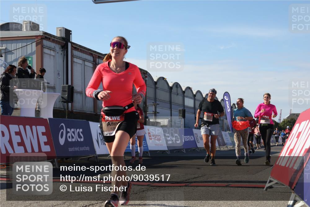 03.10.2025 - Köhlbrandbrückenlauf Luisa Fischer http://msf.ph/oto/9039517 03.10.2025 13:30:08 Ziel 4459, 5038, 5079, 5151, 5153, 5161, 5369, 5398 meine-sportfotos.de