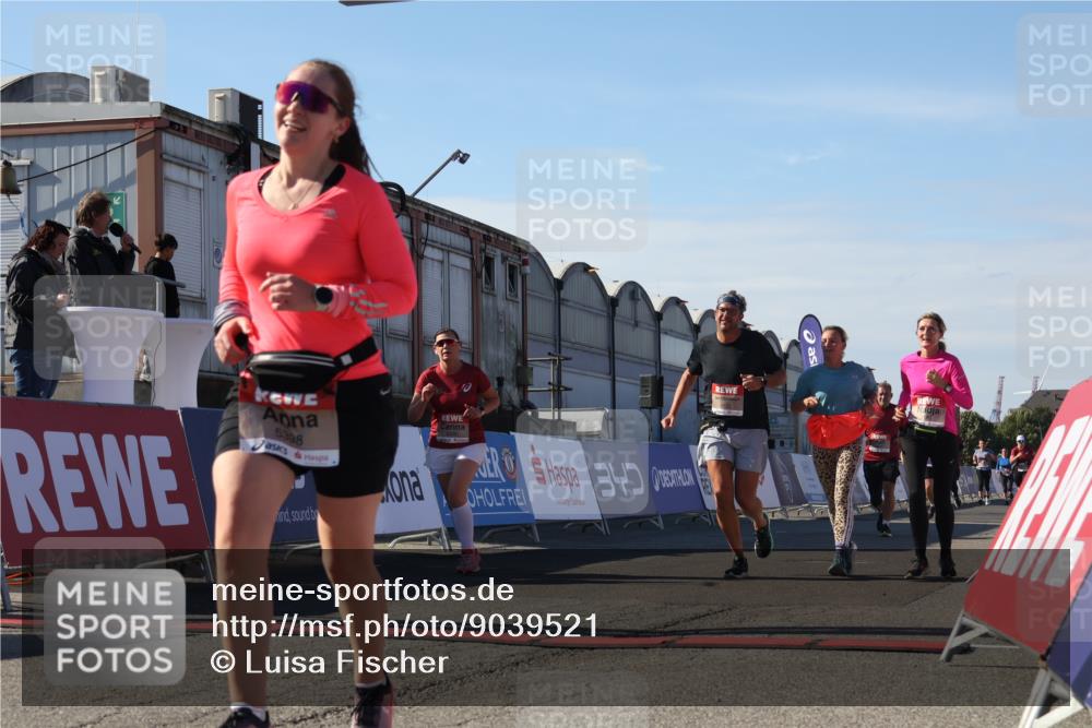 03.10.2025 - Köhlbrandbrückenlauf Luisa Fischer http://msf.ph/oto/9039521 03.10.2025 13:30:08 Ziel 4459, 5038, 5079, 5151, 5153, 5161, 5369, 5398 meine-sportfotos.de