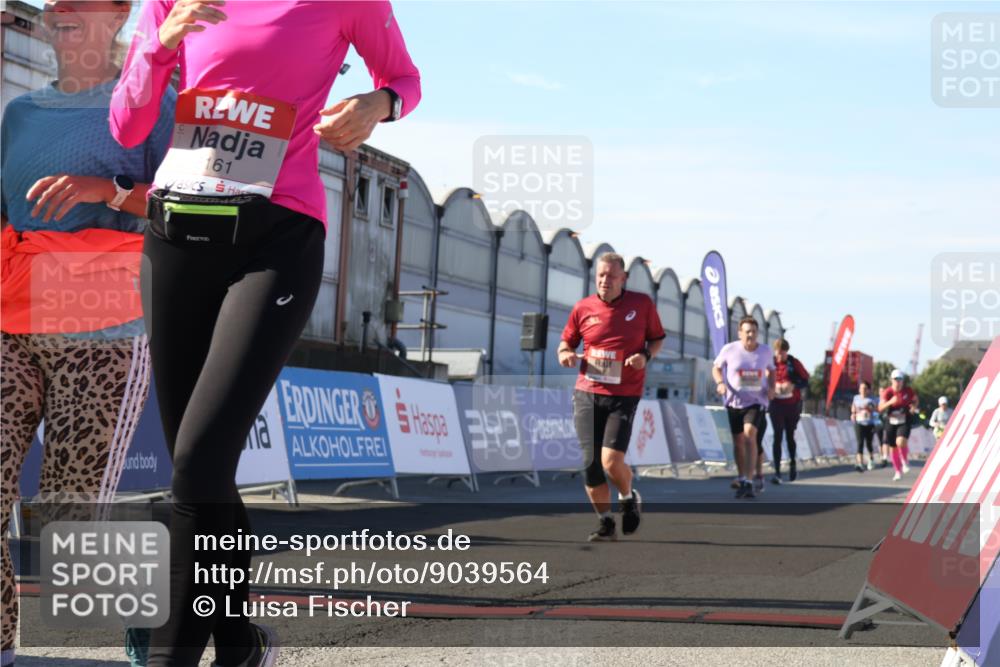 03.10.2025 - Köhlbrandbrückenlauf Luisa Fischer http://msf.ph/oto/9039564 03.10.2025 13:30:12 Ziel 4459, 5038, 5079, 5151, 5153, 5161, 5174, 5398 meine-sportfotos.de